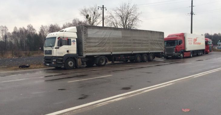 На Волині активісти блокують рух російських вантажівок На Волині активісти блокують рух російських вантажівок