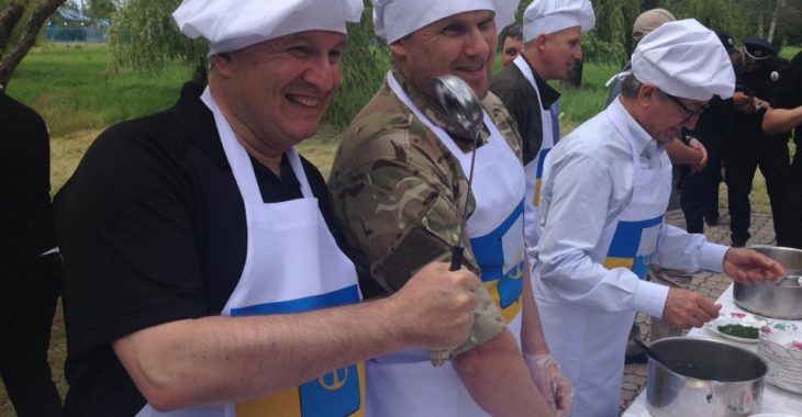 Аваков і Тарута нагодували людей звареною власноруч кашею — фото Аваков і Тарута нагодували людей звареною власноруч кашею — фото