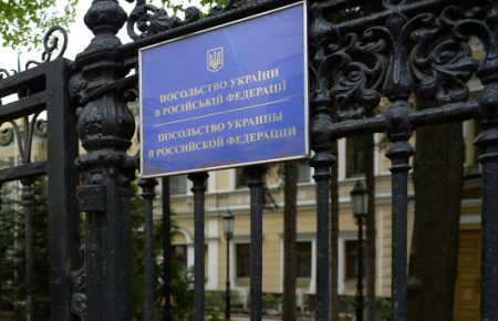 Невідомі закидали яйцями посольство України у Москві. Охорона не втручалась