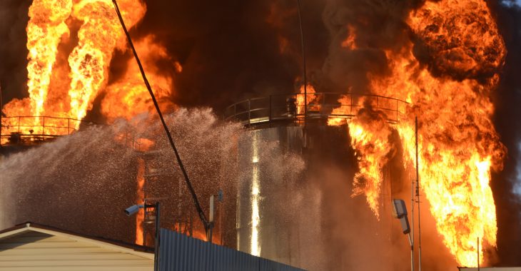 Поліція допитує оператора, що знімав з дрону згорілу нафтобазу під Києвом Поліція допитує оператора, що знімав з дрону згорілу нафтобазу під Києвом