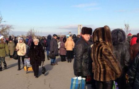 КПВВ «Майорськ» і «Зайцеве» зачинені — в «Майорськ» влучила міна бойовиків