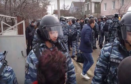 В Крыму около 30 силовиков с автоматами задержали крымского татарина