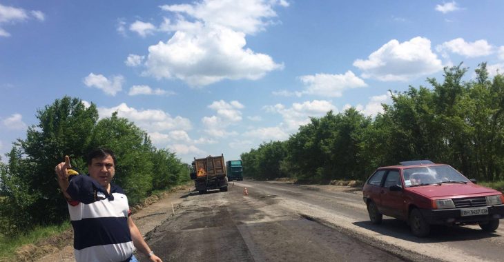 Саакашвілі пообіцяв перенести свій кабінет у намет на трасі Саакашвілі пообіцяв перенести свій кабінет у намет на трасі