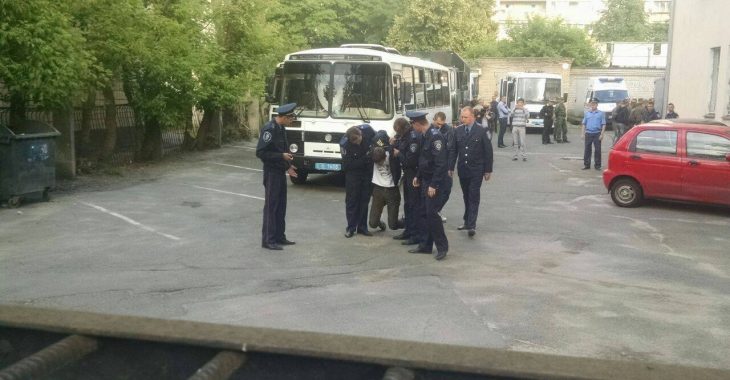 У Києві на суді Заверухи стався бунт: поліція жорстко затримала активістів У Києві на суді Заверухи стався бунт: поліція жорстко затримала активістів