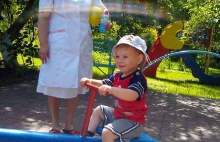 В Одесі 3-річного хлопчика підкинули до дитбудинку. Розшукують родичів