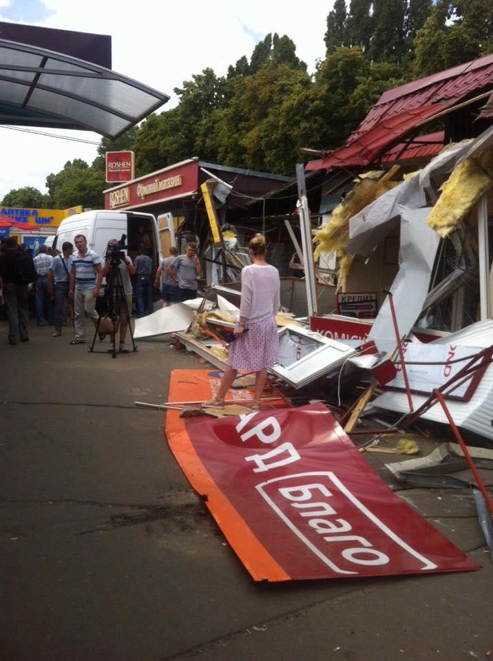 У Києві біля метро Святошин розтрощили все, окрім магазину «Roshen»