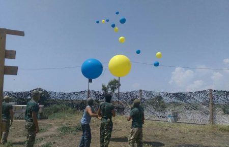 Бійці батальйону кримських татар запустили до Криму кульки з написами