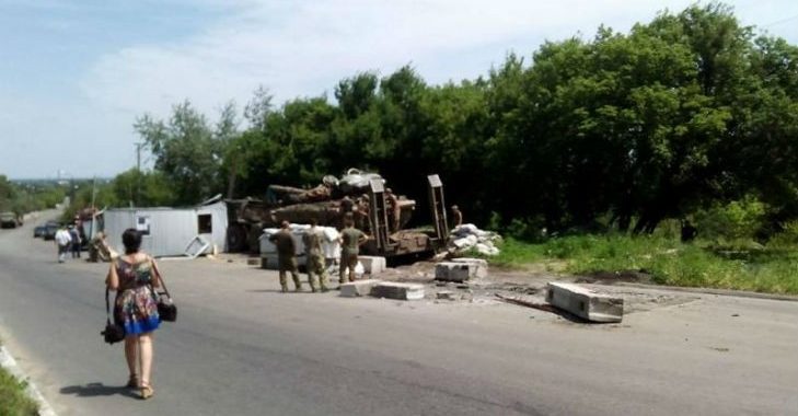 Тягач з танком протаранив блокпост «Миротворця» — 1 загиблий, 6 поранених Тягач з танком протаранив блокпост «Миротворця» — 1 загиблий, 6 поранених