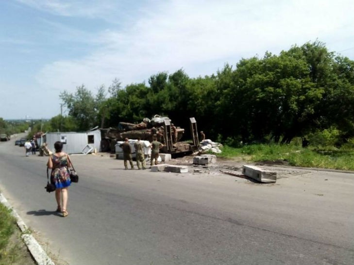 Тягач з танком протаранив блокпост «Миротворця» — 1 загиблий, 6 поранених