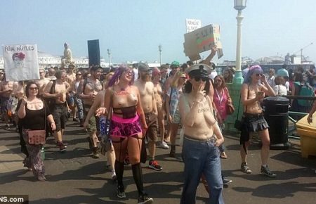У Британії пройшов парад напівоголених жінок і чоловіків