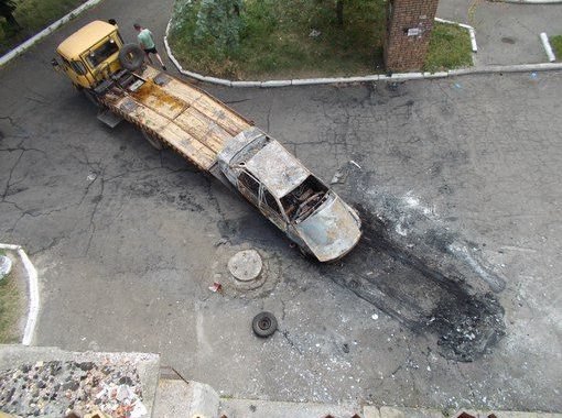 У Ясинуватій підірвали автомобіль бойовика «Востоку», фото У Ясинуватій підірвали автомобіль бойовика «Востоку», фото