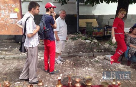 В Киеве на прохожих упал карниз. Есть пострадавшие
