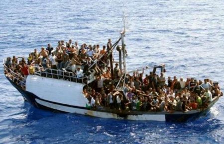 П’ятеро зі ста мігрантів гине в морі при спробі досягти Італії — проф. Вассалло