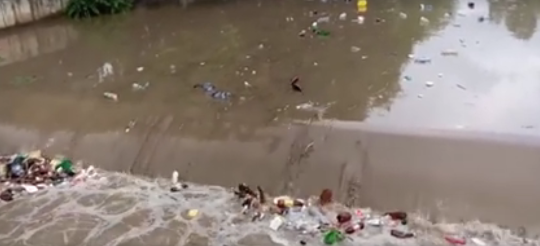 Жителі Сімферополя зафільмували, як річка після дощу наповнилася сміттям