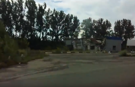 Відеоподорож по Луганську та Алчевську: пусті вулиці, сліди від боїв, дощ