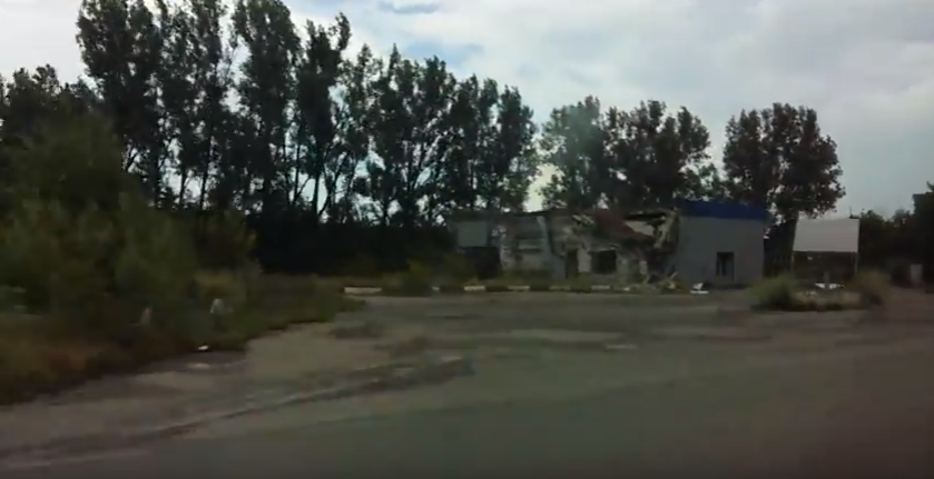Відеоподорож по Луганську та Алчевську: пусті вулиці, сліди від боїв, дощ