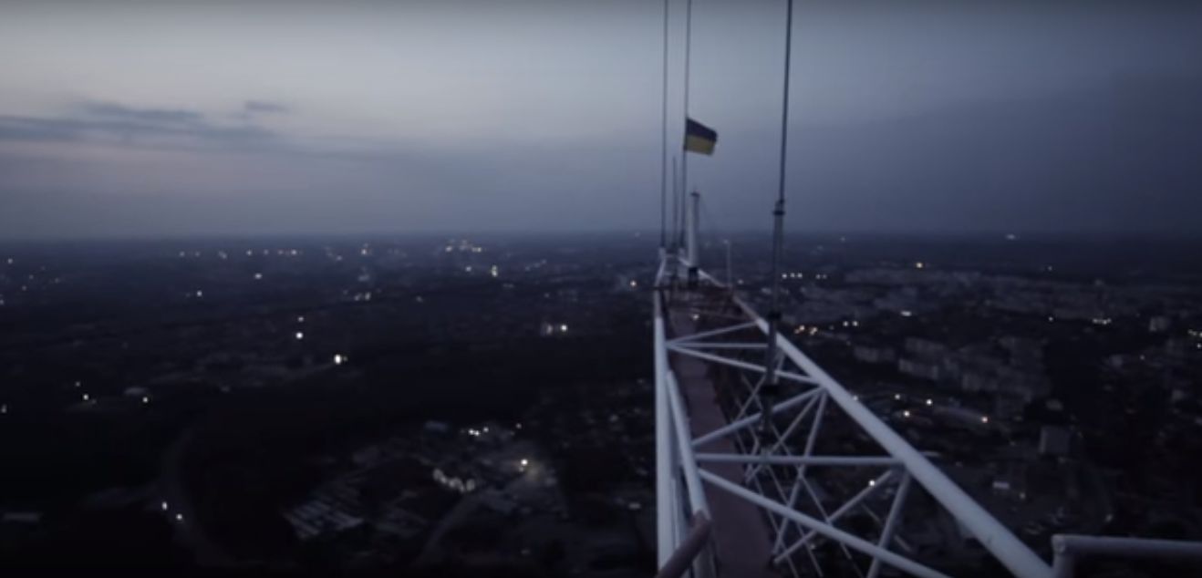 Українські руфери вилізли на одну з найбільших телевеж СНД — відео