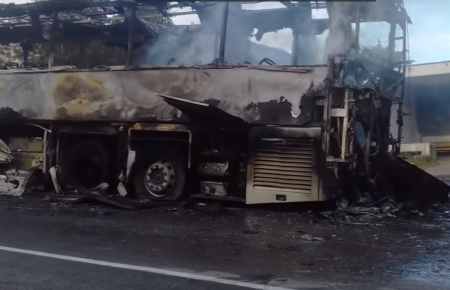 У Криму вщент згорів автобус, який віз школярів до Росії — відео