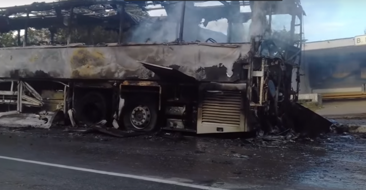 У Криму вщент згорів автобус, який віз школярів до Росії — відео У Криму вщент згорів автобус, який віз школярів до Росії — відео