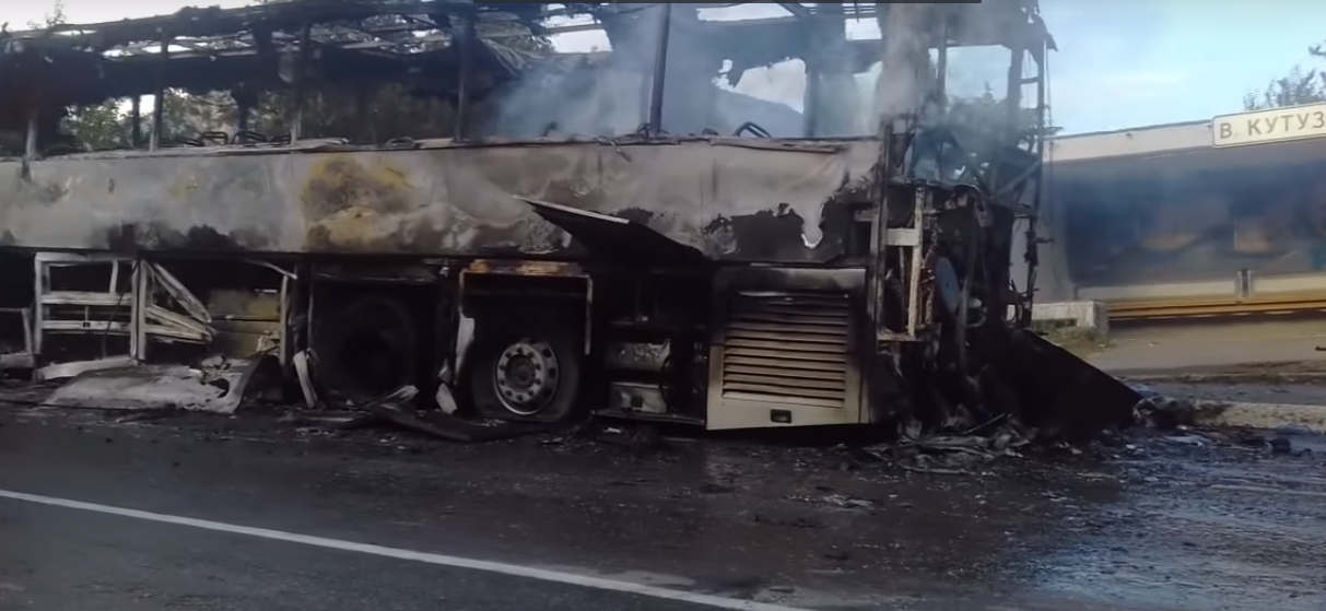 У Криму вщент згорів автобус, який віз школярів до Росії — відео