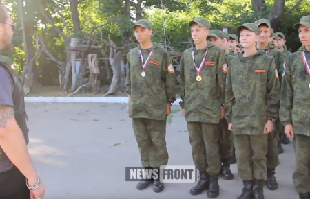 Луганські школярі стріляли з бойового АК-47 у таборі Міноборони РФ — відео