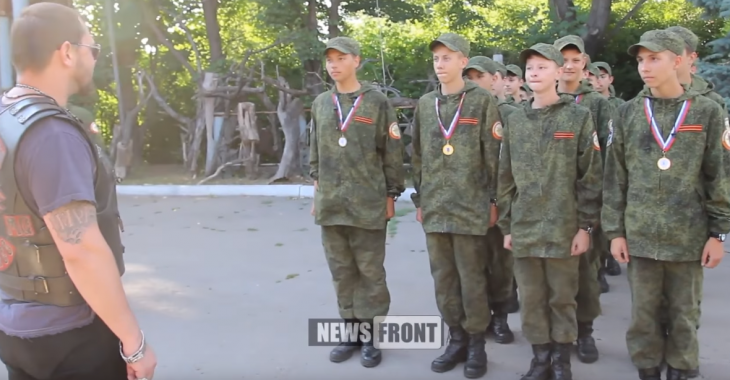 Луганські школярі стріляли з бойового АК-47 у таборі Міноборони РФ — відео Луганські школярі стріляли з бойового АК-47 у таборі Міноборони РФ — відео