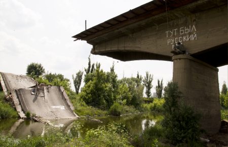 Разрушенный боевиками мост возле Славянска превратили в арт-объект