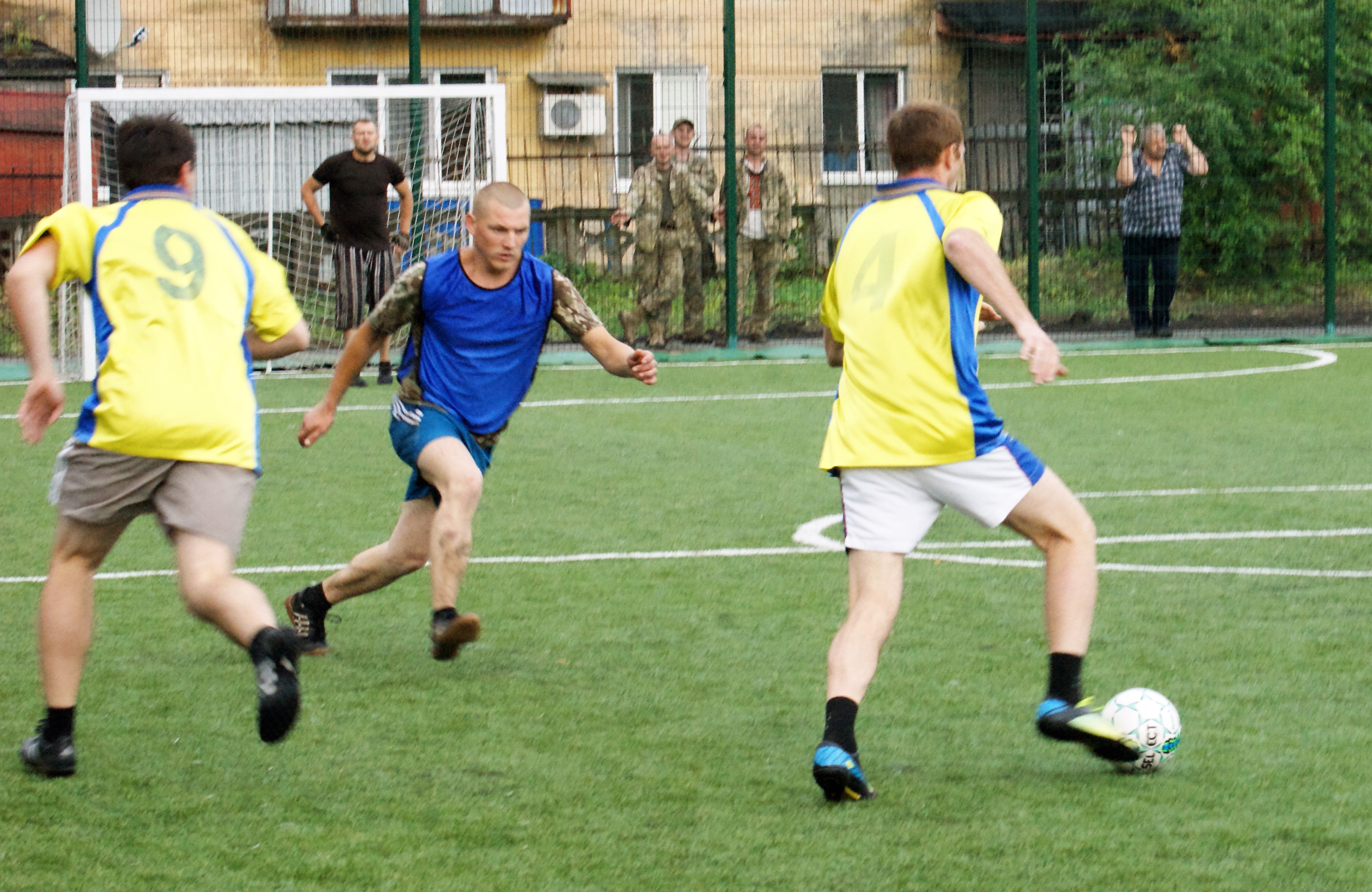 Военные и добровольцы сыграли в турнире по футболу в Курахово