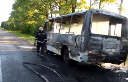 На Черкащині під час руху загорівся автобус — відео
