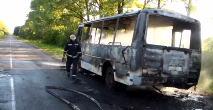 На Черкащині під час руху загорівся автобус — відео На Черкащині під час руху загорівся автобус — відео
