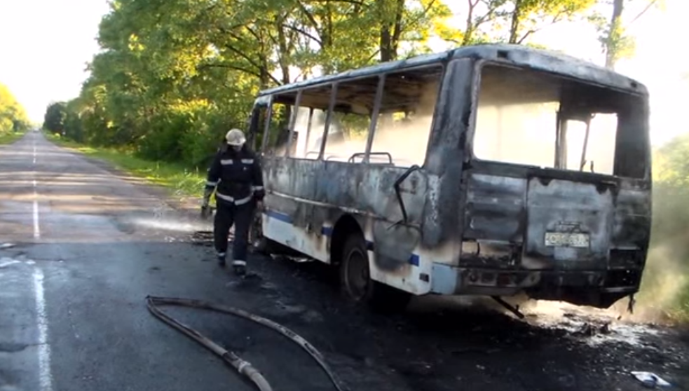 На Черкащині під час руху загорівся автобус — відео