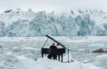 Відомий композитор зіграв елегію у відкритому морі на захист Арктики