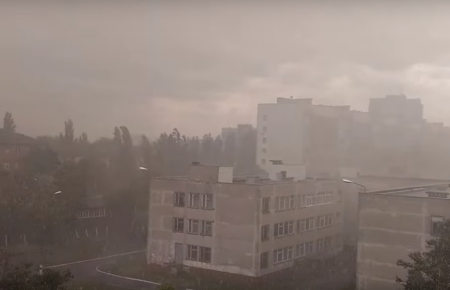 У Києві випав град — відео