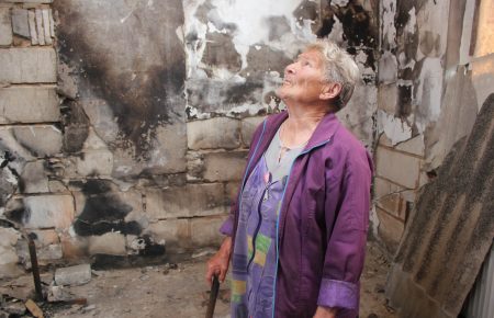 Снаряд сжег весь дом, живу в сырой конуре, — жительница Станицы Луганской