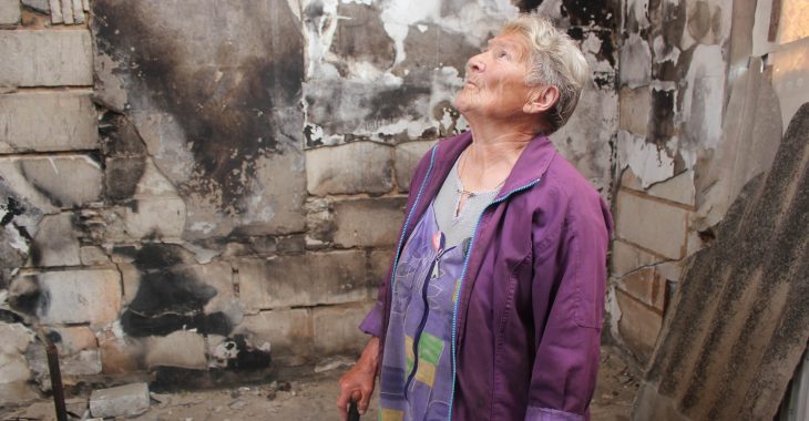 Снаряд сжег весь дом, живу в сырой конуре, — жительница Станицы Луганской Снаряд сжег весь дом, живу в сырой конуре, — жительница Станицы Луганской
