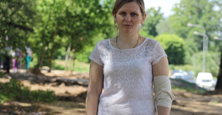 В Ірпені «тітушки» напали на активістку: «Три хлопця мене взяли і киданули!» В Ірпені «тітушки» напали на активістку: «Три хлопця мене взяли і киданули!»