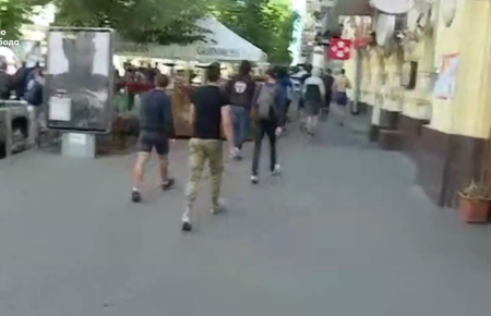 Учасників Маршу рівності евакуювали — радикали полюють на вулиці