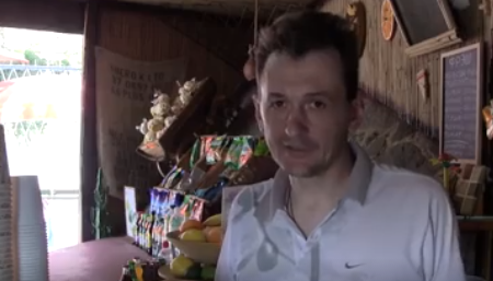 «Все идет хорошо! Но почему-то мимо», — продавец сувениров в Крыму. Видео
