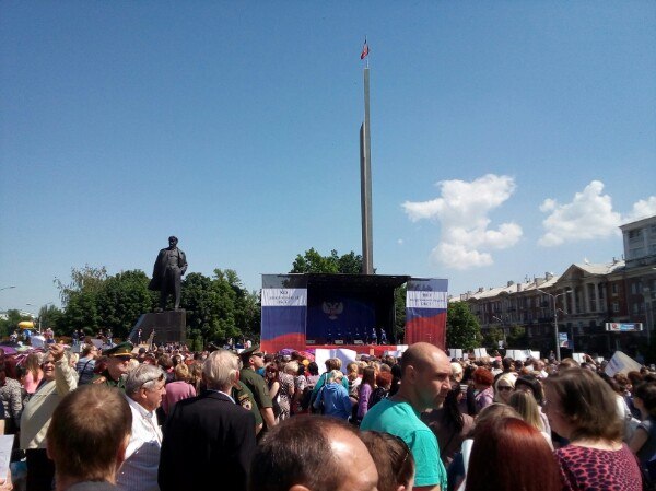 У Донецьку люди вийшли на мітинг проти «озброєної місії ОБСЄ» — фото