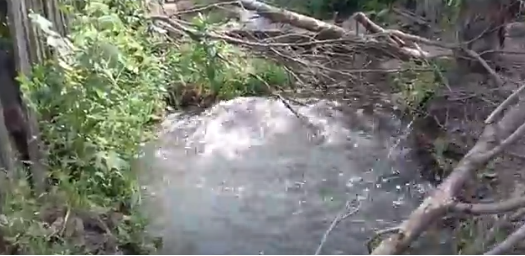 В Первомайську вода б'є фонтаном, затопило городи — відео