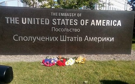 До посольства США в Україні в знак скорботи за загиблими в Орландо принесли квіти