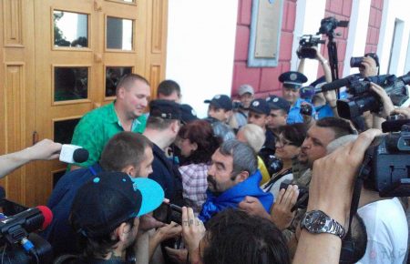 Одесса: активисты подрались с правоохранителями, горят шины, видео