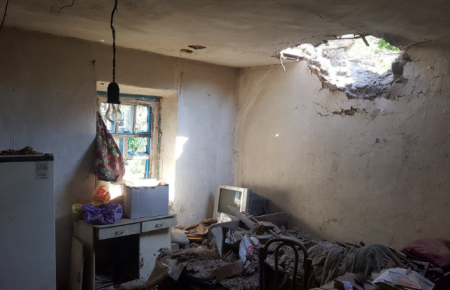 У підконтрольній ЗСУ Миколаївці снаряд пробив діру у будинку — соцмережі