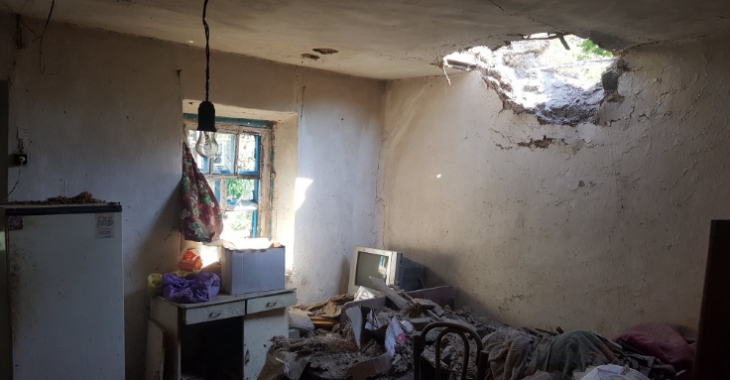 У підконтрольній ЗСУ Миколаївці снаряд пробив діру у будинку — соцмережі У підконтрольній ЗСУ Миколаївці снаряд пробив діру у будинку — соцмережі