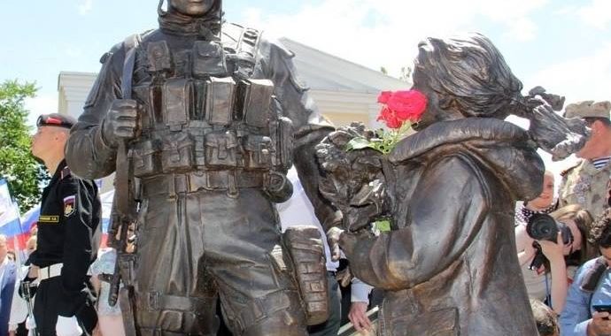 В Крыму поставили памятник «вежливым людям», оккупировавшим полуостров В Крыму поставили памятник «вежливым людям», оккупировавшим полуостров