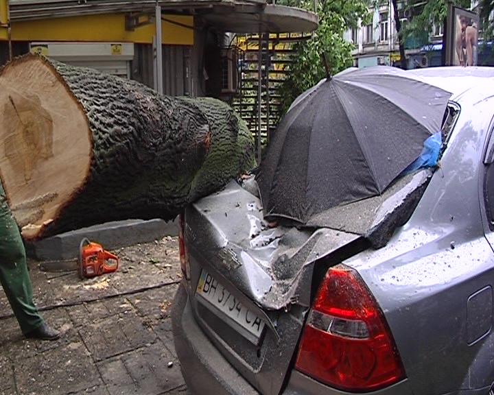 Негода в Одесі: за 2 дні випала місячна норма опадів, пошкоджено авто