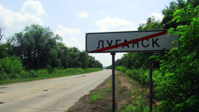 Жителям Луганска страшно ходить по центру города, — правозащитница