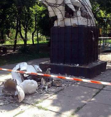 В так званій «ДНР» заявили, що Ленін в Макіївці впав через часті дощі В так званій «ДНР» заявили, що Ленін в Макіївці впав через часті дощі