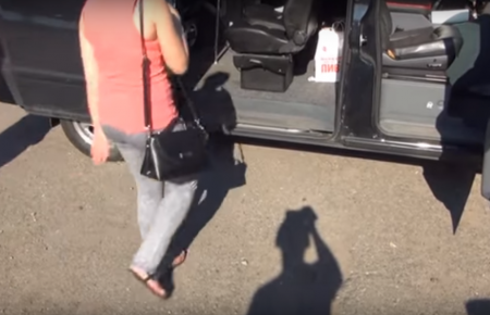 На кордоні з Польщею затримали сутенера, який віз українок до ЄС — відео