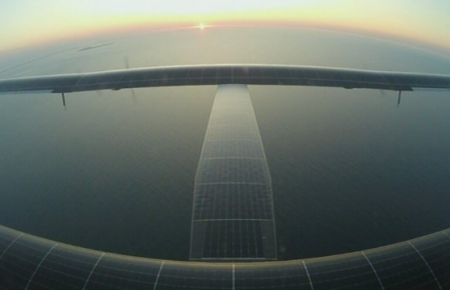 Літак на сонячних батареях розпочав переліт над Атлантичним океаном